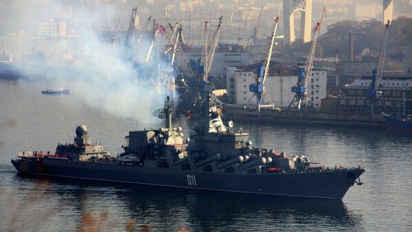 Гвардейский ракетный крейсер Варяг выходит из бухты Золотой Рог во Владивостоке