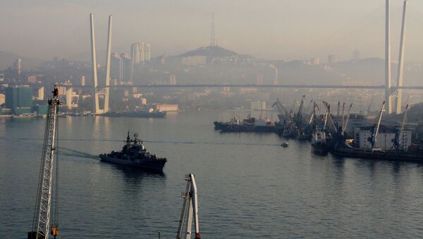 Эсминец Быстрый выходит из бухты Золотой Рог во Владивостоке. Архивное фото