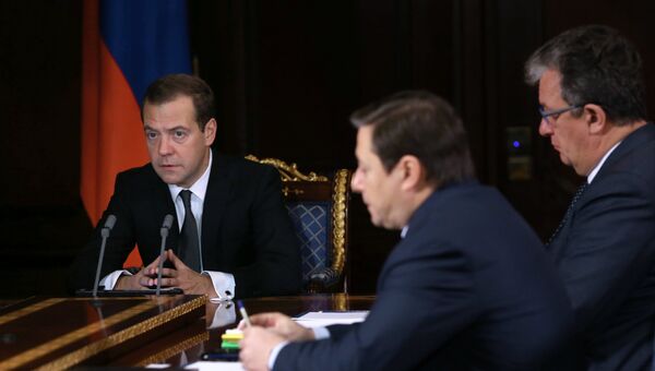 Премьер-министр РФ Дмитрий Медведев проводит совещание с вице-премьерами РФ в подмосковной резиденции Горки