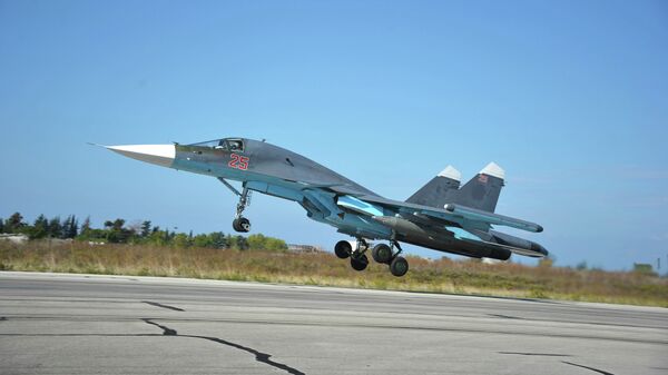 Российский бомбардировщик Су-34 взлетает с самой большой управляемой российской авиабомбой КАБ-1500