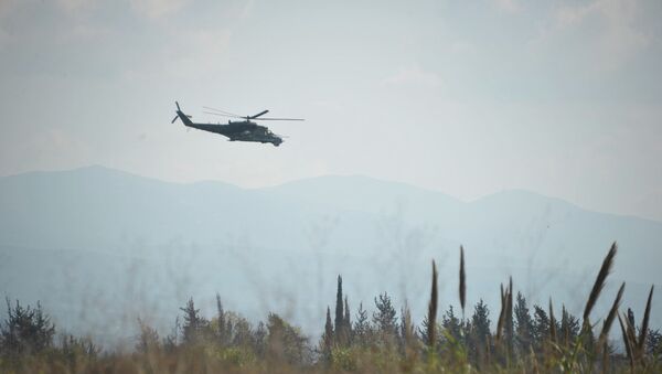Вертолет совершает облет аэродрома Хмеймим в Латакии, Сирия
