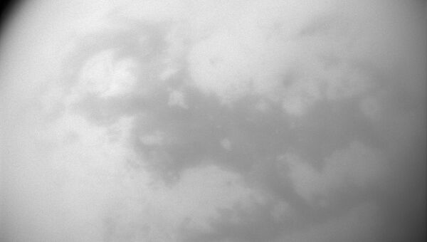 Облачную и дождливую погоду на Титане сфотографировал «Кассини»