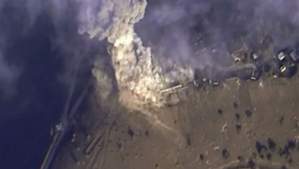 Самолет российских Воздушно-космических сил Су-34 нанес авиационный удар по заводу, на котором производились самодельные взрывные устройства, в сирийской провинции Алеппо