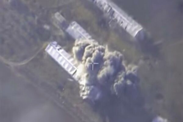 Самолеты российских Воздушно-космических сил нанесли точечный авиационный удар по ангару, где находились начиненные взрывчаткой 10 автомобилей, в районе Восточная Гута в Сирии