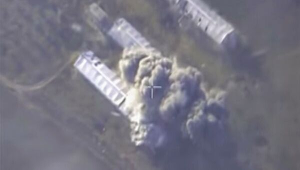 Самолеты российских Воздушно-космических сил нанесли точечный авиационный удар по ангару, где находились начиненные взрывчаткой 10 автомобилей, в районе Восточная Гута в Сирии