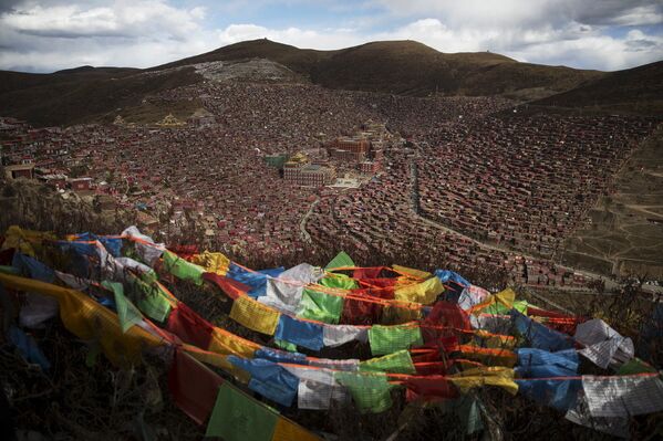 Долина Ларунг, где находится крупнейший институт буддизма Ларунг Гар. Тибетский автономный район, КНР