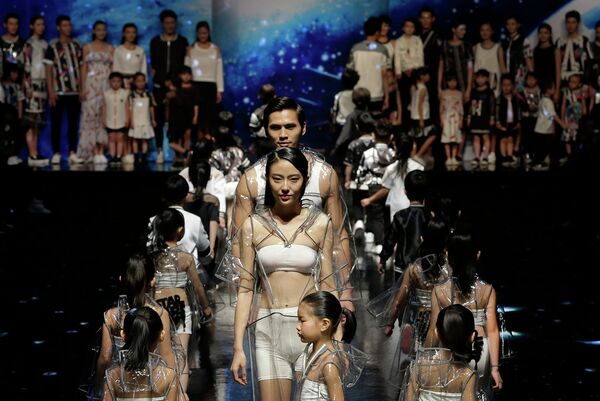 Показ коллекции Liujia во время Недели моды в Китае, Пекин. Октябрь 2015
