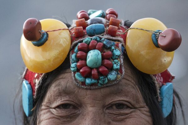 Тибетская женщина в традиционном головном уборе, Тибетский автономный район, КНР