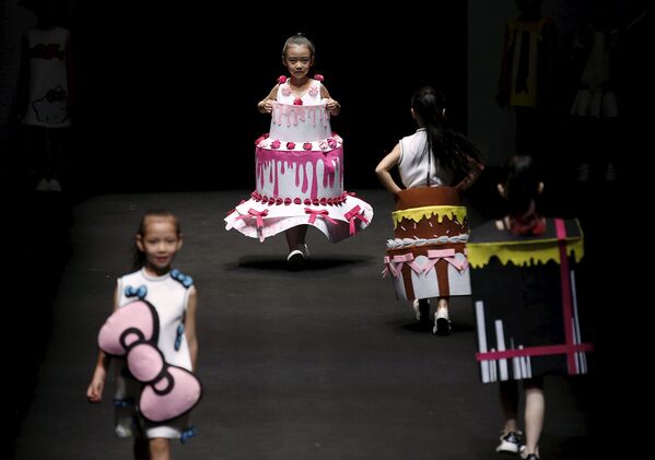 Показ коллекции Hello Kitty&My Melody Comme Tu Es Parent-child Outfit во время Недели моды в Китае, Пекин. Октябрь 2015