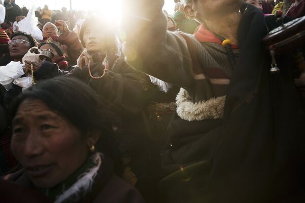Тибетцы во время утренней молитвы, Тибетский автономный район, КНР