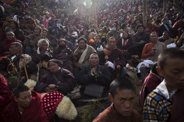 Тибетцы во время утренней молитвы, Тибетский автономный район, КНР