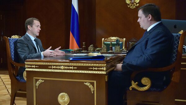 Председатель правительства РФ Дмитрий Медведев и гендиректор АСИ Андрей Никитин во время встречи с подмосковной резиденции Горки