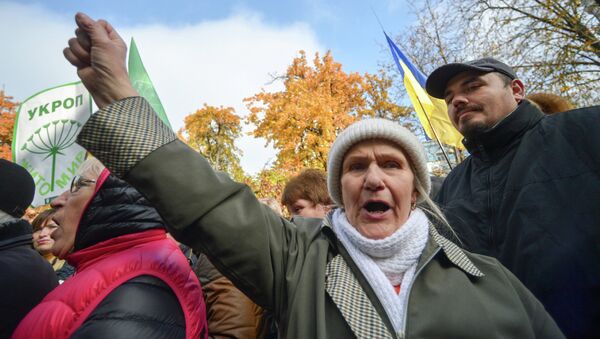 Сторонники партии УКРОП во время митинга в поддержку лидера партии Геннадия Корбана у здания СИЗО службы безопасности Украины. Архивное фото