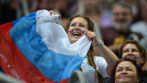 Девушка с флагом России. Архивное фото