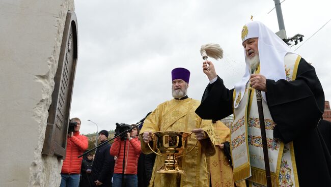 Патриарх Московский и всея Руси Кирилл (справа) во время церемонии открытия закладного камня на месте установки памятника святому равноапостольному князю Владимиру