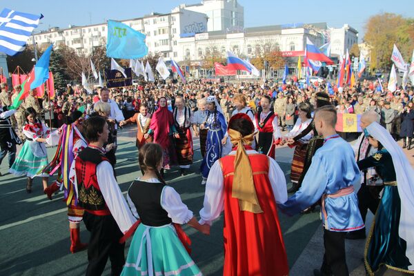 Участники празднования Дня народного единства в Симферополе
