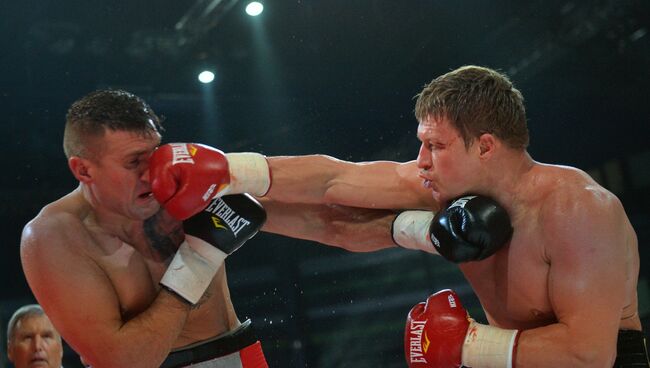 Мариуш Вах (Польша) и Александр Поветкин (Россия) во время боя за титул WBC Silver в супертяжелом весе на боксерском шоу в Казани