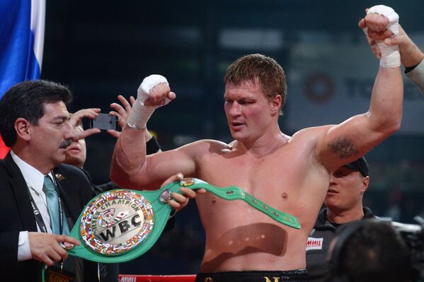 Александр Поветкин (Россия) после окончания боя за титул WBC Silver в супертяжелом весе на боксерском шоу в Казани