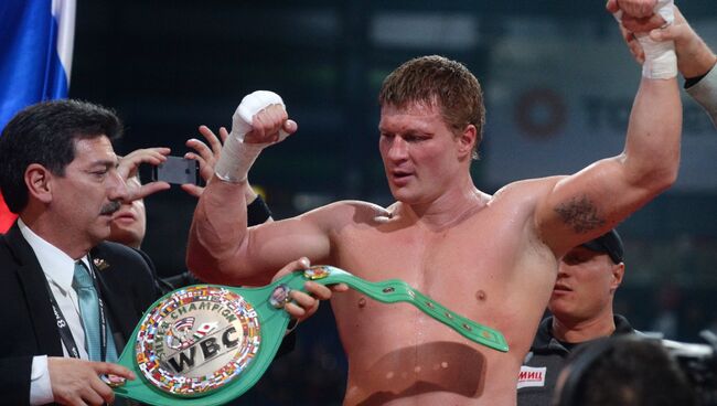 Александр Поветкин (Россия) после окончания боя за титул WBC Silver в супертяжелом весе на боксерском шоу в Казани. Архивное фото