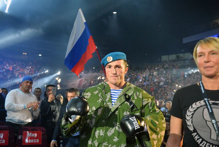 Денис Лебедев (Россия) перед боем за титул чемпиона мира по версии WBA в первом тяжелом весе с Латифом Кайоде (Нигерия) на боксерском шоу в Казани