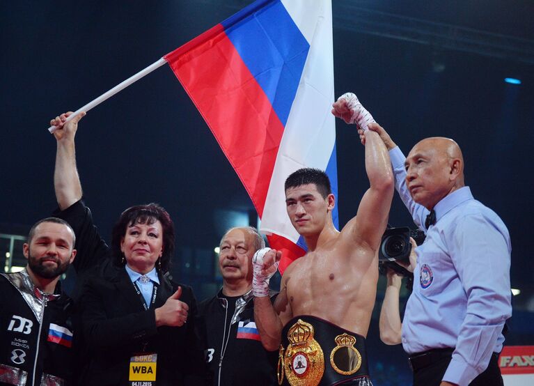 Дмитрий Бивол (Россия) после окончания боя за титул чемпиона мира по версии IBF/IBO в первом полусреднем весе на боксерском шоу в Казани