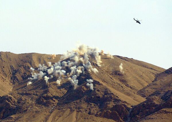 Российские вертолеты Ми-24п наносят удар по позициям боевиков в 20 километрах от города Пальмира