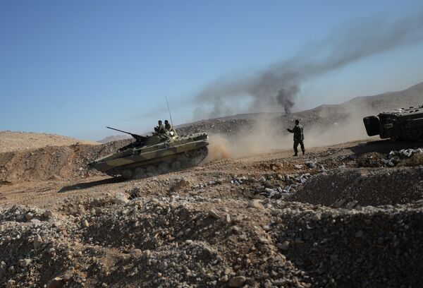 Солдаты 18 дивизии 3 корпуса Сирийской Арабской Армии (САА) на боевых позициях в 20 километрах от города Пальмира
