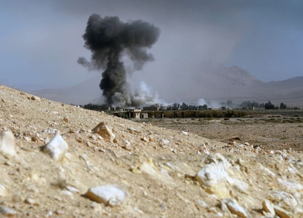 Артиллерийский обстрел позиций боевиков в 20 километрах от города Пальмира