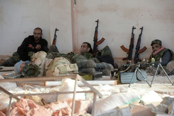 Бойцы 18 дивизии 3 корпуса Сирийской Арабской Армии (САА) отдыхают на боевых позициях в 20 километрах от города Пальмира