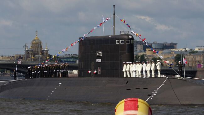 Экипаж подводной лодки Краснодар во время генеральной репетиции военного-морского парада с участием кораблей Балтийского флота Западного военного округа в Санкт-Петербурге. Архивное фото