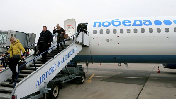 Пассажиры сходят с самолета российской низкобюджетной авиакомпании Победа. Архивное фото