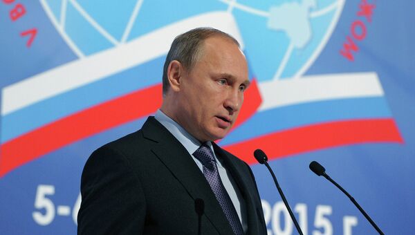 Президент России Владимир Путин выступает на пленарно заседании Пятого Всемирного конгресса соотечественников