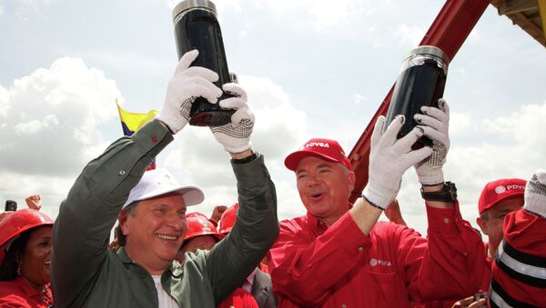 Капсулы с первой добытой нефтью на одной из нефтедобывающих платформ блока Карабобо-2 в Венесуэле