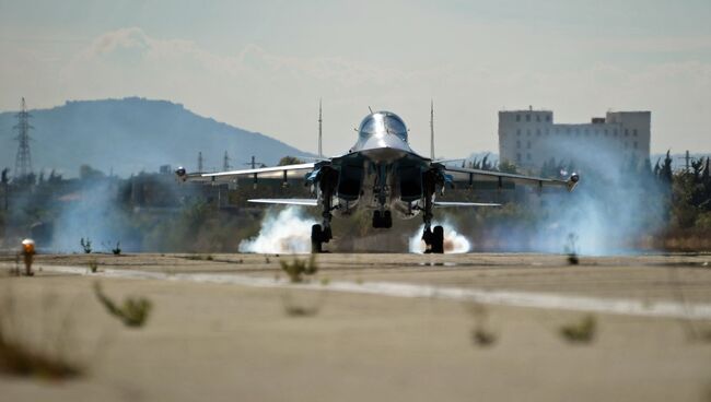 Многофункциональный истребитель-бомбардировщик Су-34 Воздушно-космических сил РФ совершает посадку на авиабазе Хмеймим в Сирии. Архивное фото