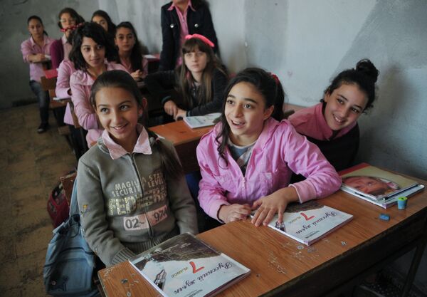 Ученицы 7-го класса женской школы имени Сухеля Абу Ашшамлята в Латакии на уроке по русскому языку