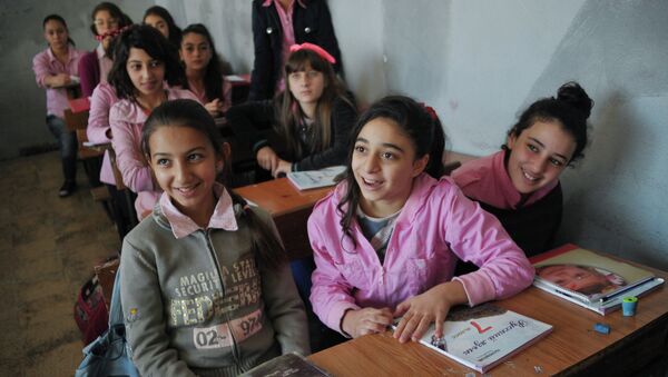 Ученицы 7-го класса женской школы имени Сухеля Абу Ашшамлята в Латакии на уроке по русскому языку