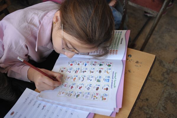 Ученица 7-го класса женской школы имени Сухеля Абу Ашшамлята в Латакии на уроке по русскому языку