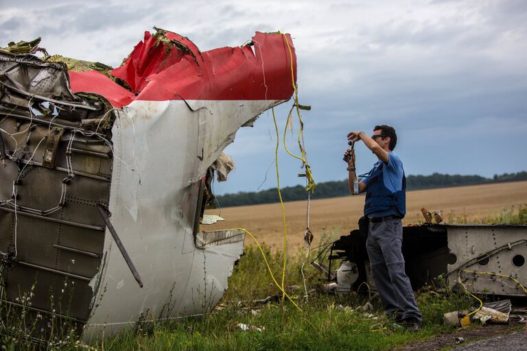 Поисковые работы на месте крушения малайзийского лайнера Boeing 777 в районе Шахтерска Поисковые работы на месте крушения малайзийского лайнера Boeing 777 в районе Шахтерска