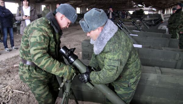 Подразделения Донецкой народной республики доставили девять минометов калибром 82 мм к месту будущего хранения. Архивное фото