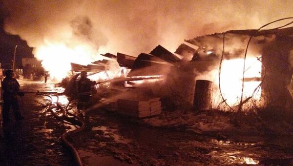 Пожар в деревообрабатывающем цехе в Екатеринбурге.