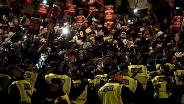 Сторонники организации Anonymous и полиция во время акции протеста в Лондоне