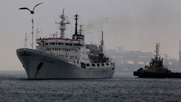 Исследовательское судно Адмирал Владимирский в порту Владивостока. Архивное фото