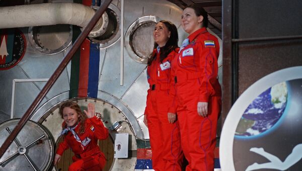 Участницы эксперимента по имитации облета Луны женским экипажем Луна-2015, после завершения эксперимента. Архивное фото