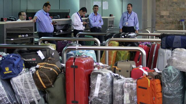 Сотрудники аэропорта курорта Шарм-эш-Шейх с багажом в терминале вылета, Архивное фото