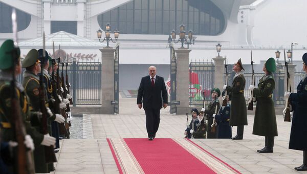 Избранный президент Белоруссии Александр Лукашенко перед началом церемония инаугурации президента Республики Беларуссии
