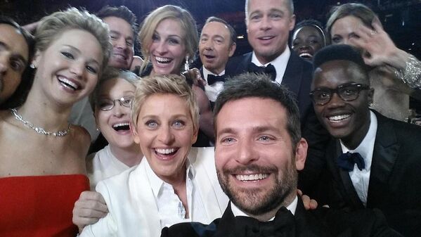 Твит телеведущей Эллен Дедженерес: коллективное селфи с церемонии вручения премии Оскар в 2014