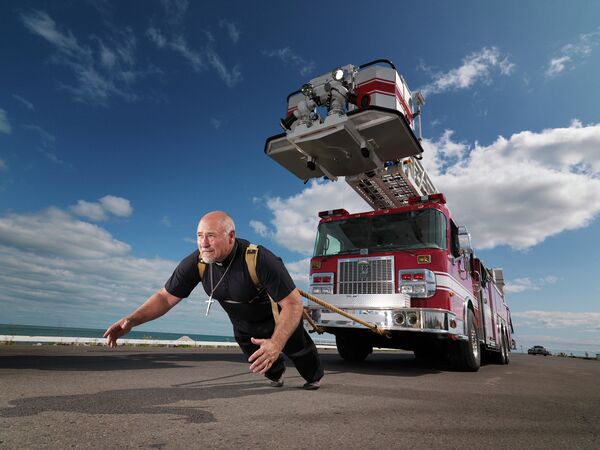 Канадский силач Кевин Фаст, который около 30 метров (100 футов) тащил за собой на буксире тяжелую фуру весом 57,243 кг, 2008 год