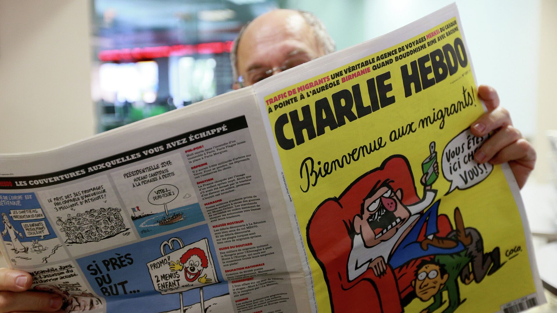 Мужчина читает еженедельник Charlie Hebdo - РИА Новости, 1920, 07.01.2022