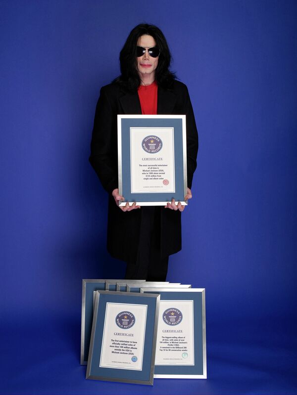 Майкл Джексон и сертификаты подтверждающие его достижения, занесённые в Книгу Рекордов Гиннеса