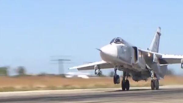 Момент сброса бомбы с российского самолета Су-24М на боевом вылете в Сирии